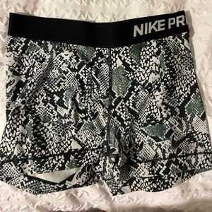 Snake skin print Nike pros